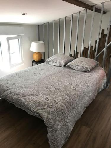 une chambre avec un grand lit avec une tête de lit en bois dans l'établissement Le duplex de vos rêves, à Saint-Dizier