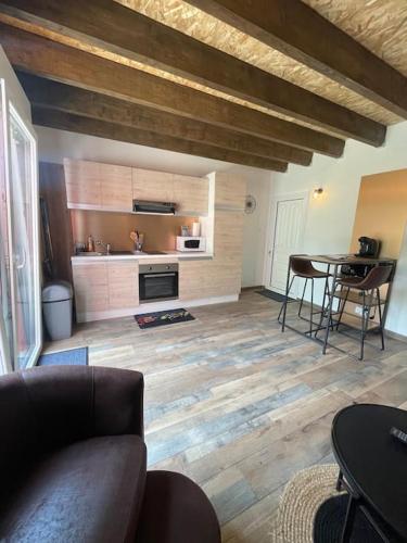 een woonkamer met een bank en een tafel bij Le duplex de vos rêves in Saint-Dizier