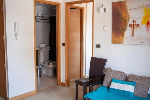 uma casa de banho com WC e uma cadeira num quarto em 6PAX Edificio Valle Cóndores SKI OUT Valle Nevado Servicio HOM em Santiago