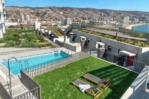 une cour avec une piscine et des pelouses dans l'établissement Amplio Studio a estrenar en Condominio con Terraza Servicio HOM 173, à Valparaíso