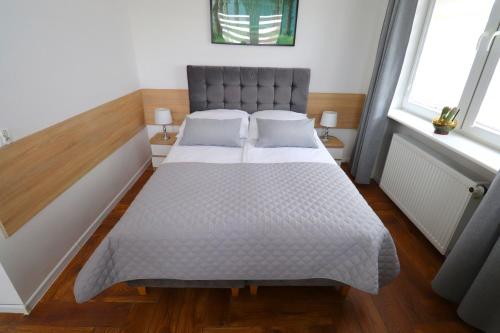Postel nebo postele na pokoji v ubytování Skarbek Iława, pokoje i apartamenty