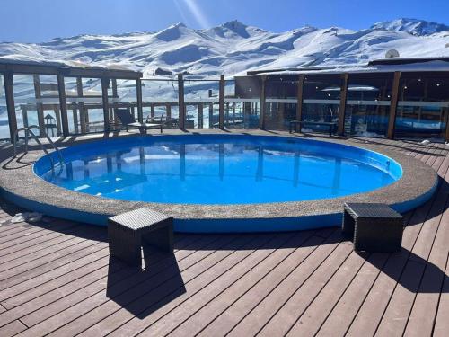 a large swimming pool on the deck of a cruise ship at Edif Mirador del Inca Espectacular Loft En Valle Nevado 10PAX Piscina in Lo Barnechea