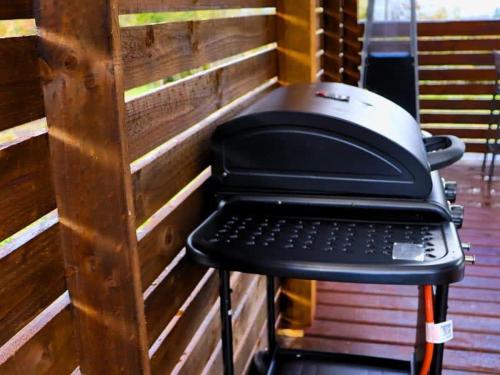 Kemudahan BBQ tersedia untuk tetamu di rumah percutian
