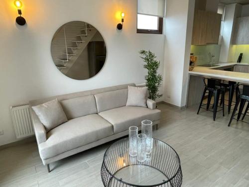 バルパライソにあるHOM I Lujoso Loft con Mejor vista de Valparaíso, Parkingのソファとテーブルのあるリビングルーム