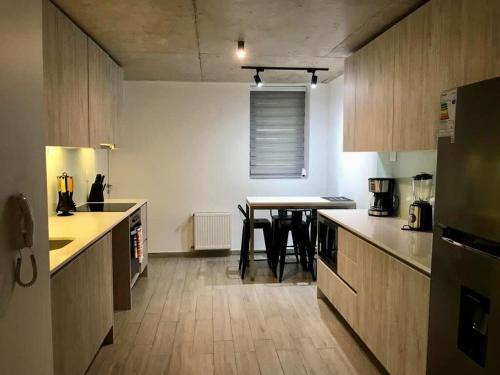 a kitchen with a table and a counter top at HOM I AMPLIO 4D3B Mejor ubicación Valparaíso Parking 6PAX in Valparaíso