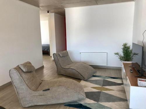 a living room with two chairs and a table at HOM I AMPLIO 4D3B Mejor ubicación Valparaíso Parking 6PAX in Valparaíso