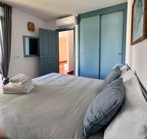 En eller flere senge i et værelse på Casa Tortuga con piscina com