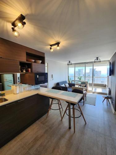 a kitchen and living room with a table and chairs at HOM I Dúplex de Lujo en Concón con Terraza vista al mar 0421 in Concón