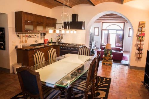 een keuken met een tafel en stoelen in een kamer bij Oasi nel cuore del Chianti in San Sano