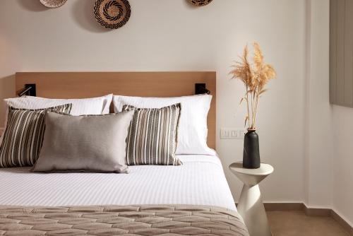 Ένα ή περισσότερα κρεβάτια σε δωμάτιο στο Arcos Suites Sifnos