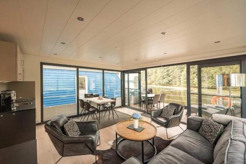 Χώρος καθιστικού στο Schwimmendes Ferienhaus Natur Pur