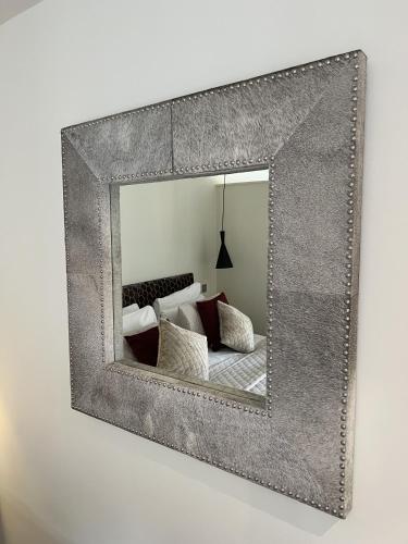 ein Spiegel hängt an einer Wand in einem Zimmer in der Unterkunft Frankel in Kelling