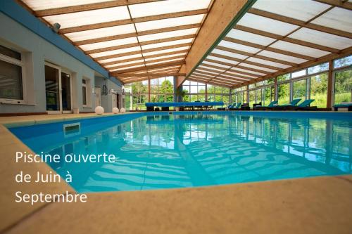 Bazén v ubytování Hotel Ecluse 34 nebo v jeho okolí