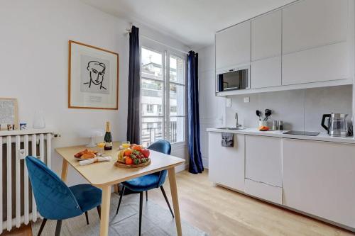 a kitchen with a table with a bowl of fruit on it at Jardin des Plantes - Studio - CityApartmentStay in Paris