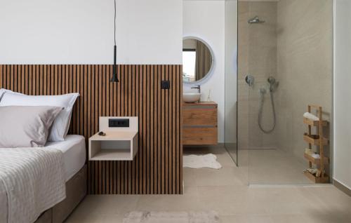 1 dormitorio con ducha, 1 cama y baño en Gorgeous Home In Vrsi With Wifi, en Vrsi