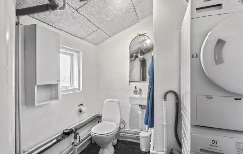 Ένα μπάνιο στο Lovely Home In Bagenkop With Wifi