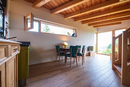 a kitchen and dining room with a table and chairs at Le Holzberg et ses Suites in Osenbach