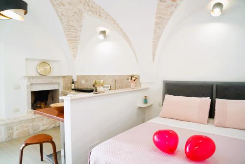 - une chambre avec un lit doté de ballons rouges dans l'établissement Suite Votano 24 - RELAX nel CUORE ANTICO di CEGLIE, à Ceglie Messapica