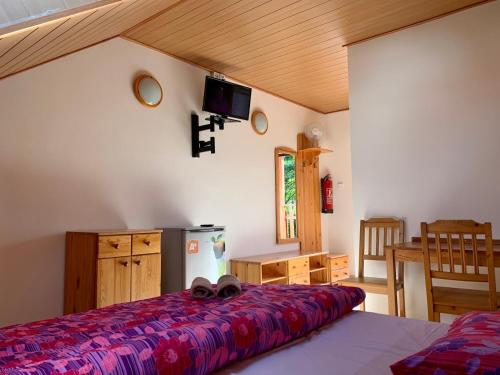 1 dormitorio con 1 cama con manta morada en Rybářská bašta Vikletice - Nechranice en Kwon