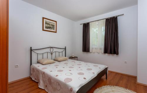 Ein Bett oder Betten in einem Zimmer der Unterkunft Lovely Apartment In Vrh Kosici With Wi-fi