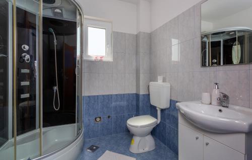 Ein Badezimmer in der Unterkunft Lovely Apartment In Vrh Kosici With Wi-fi