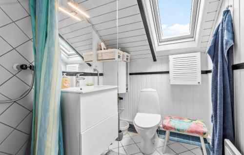 3 Bedroom Lovely Home In rsted في Ørsted: حمام صغير مع مرحاض ومغسلة