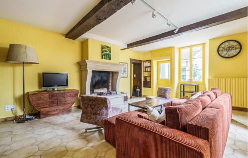 Μια τηλεόραση ή/και κέντρο ψυχαγωγίας στο Amazing Home In Dommartin-Le-Saint-Pèr
