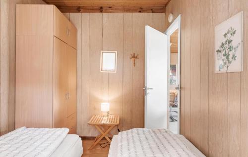 1 dormitorio con 2 camas y mesa. en Awesome Home In Stubbekbing With 3 Bedrooms And Wifi, en Stubbekøbing