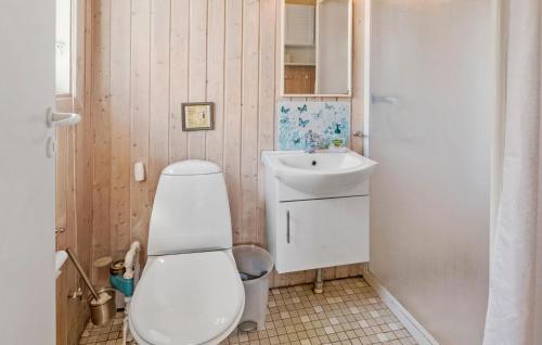 Koupelna v ubytování Awesome Home In Stubbekbing With Wifi