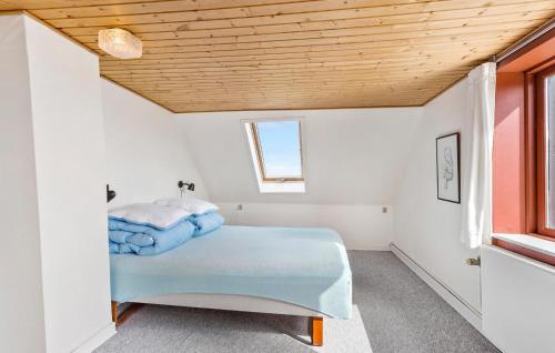 1 dormitorio con 1 cama azul en una habitación blanca en Pet Friendly Home In Tranekr With Wifi, en Tranekær