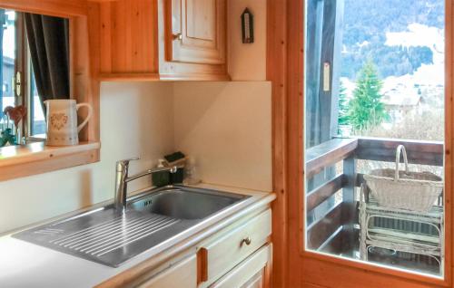 une cuisine avec un évier et une fenêtre dans l'établissement 3 Bedroom Stunning Apartment In Megève, à Megève