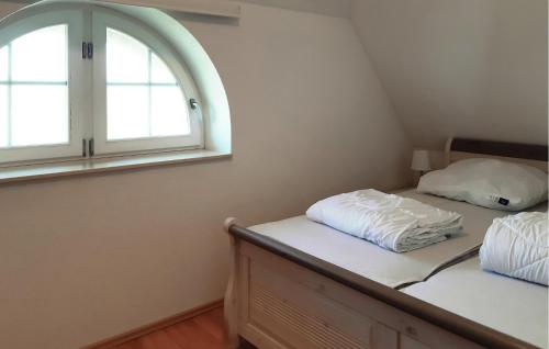 a bedroom with two beds and an arched window at Pet Friendly Home In Trent With Wifi in Trent