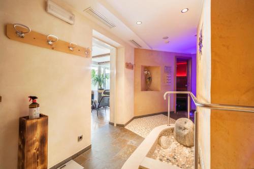 - un couloir d'une maison avec douche à l'italienne dans l'établissement Alpenhof Lodge Almrose, à Saltusio