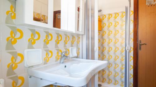 a bathroom with a sink and a mirror at Panorama Blu in S'archittu Cuglieri