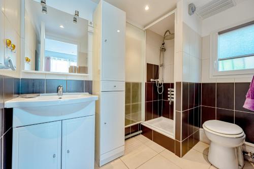 La salle de bains est pourvue d'un lavabo et d'une douche. dans l'établissement La Cigale - T2 de plain pied avec piscine partagée, à Puget-Ville