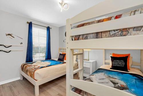 Двухъярусная кровать или двухъярусные кровати в номере Roomy Town Home, Mickey-Themed Bedroom! #4BV550