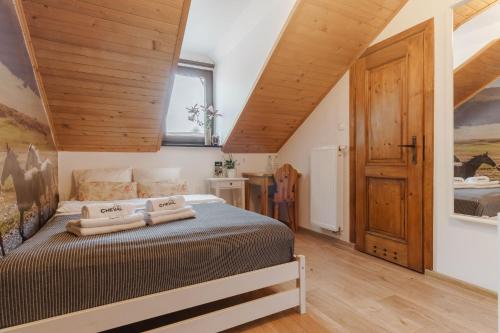 a bedroom with a bed and a window at Pokoje Gościnne Cheval in Krakow