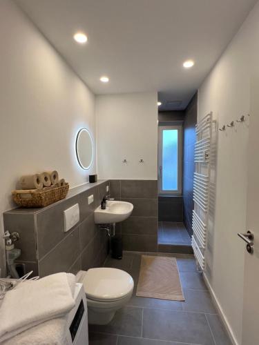 uma casa de banho com um WC e um lavatório em Business Apartment Kranich: 3 Zimmer, Top Infrastrukturlage HH Langenhorn, Nähe Airport em Hamburgo
