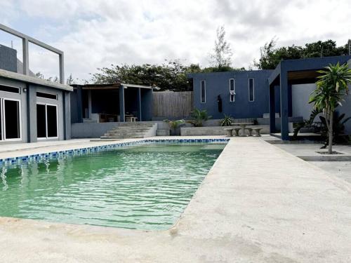 een zwembad voor een huis bij Escape with a view of the dunes in Santaca