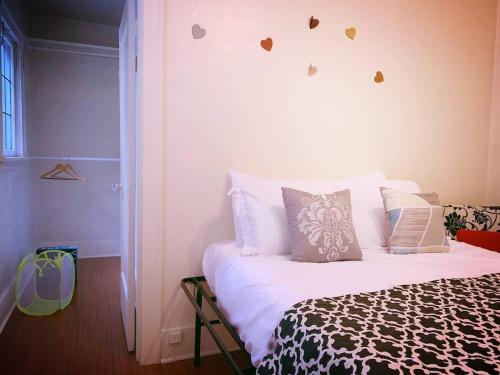 1 dormitorio con 1 cama con corazones en la pared en Eastlake Escape - Cascade en Seattle