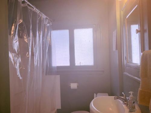 ein Bad mit einem Waschbecken, einem WC und einem Fenster in der Unterkunft Eastlake Escape - Cascade in Seattle