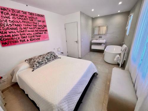 Photo de la galerie de l'établissement jolie maison neuve au coeur des vignes, à Cogolin