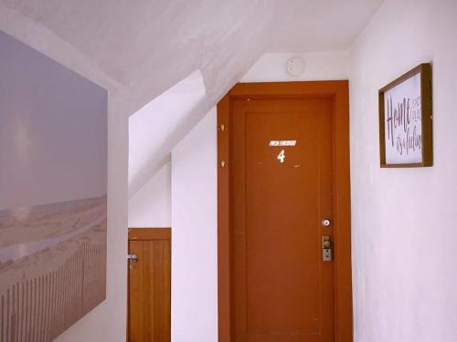 un couloir avec une porte marron dans une chambre dans l'établissement Seattle Urban Village- Shasta, à Seattle