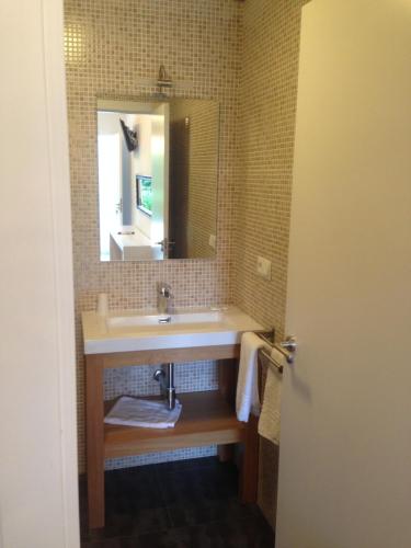 a bathroom with a sink and a mirror at Hostal Boutique Los Geranios del Pinar in Torremolinos
