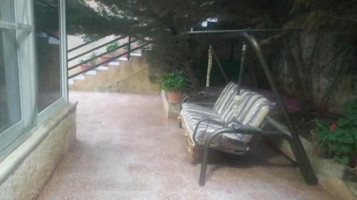 a couple of benches sitting outside of a window at شقه مفروشه مع حديقه اربد بجانب فندق فلامنجو ومدارس دار العلوم in Irbid