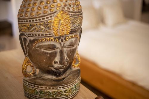 a vase sitting on a table next to a bed at Quinta da Relva - Soulful House in Mafra