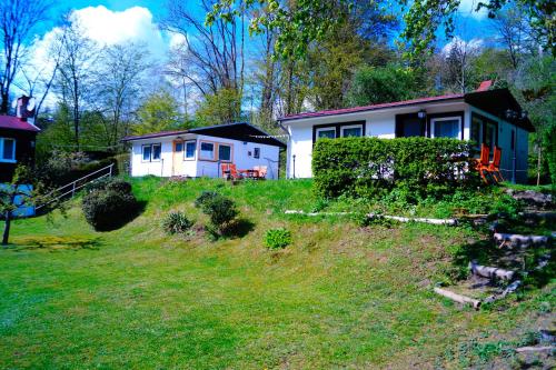 una casa sentada en la parte superior de un exuberante patio verde en BodeBude, en Thale