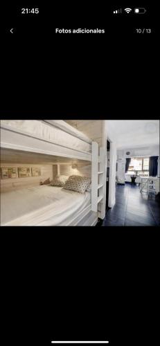 1 dormitorio con 2 literas en una habitación en Precioso apartamento en Benalmádena, en Benalmádena