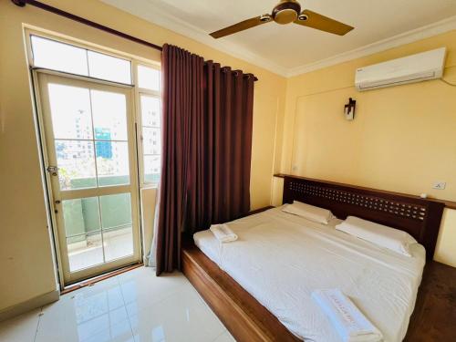 Postel nebo postele na pokoji v ubytování Lafala Hotel & Service Apartment