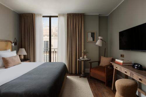 ein Hotelzimmer mit einem großen Bett und einem Fenster in der Unterkunft Borneta in Barcelona